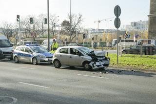 Zderzenie opla i audi w Warszawie. Kierowca miał CZTERY PROMILE, był poszukiwany [WIDEO]