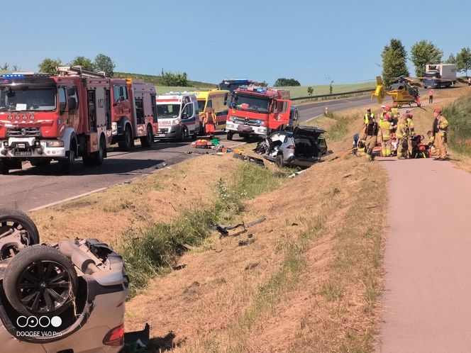 Czołowe zderzenie na "szesnastce". 7 osób poszkodowanych, w tym dziecko!