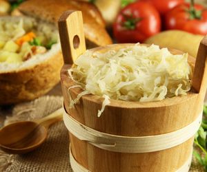 Wystarczy kilka kropli do kiszonej kapusty i jest zdrowsza. Babcie wiedziały, uczeni potwierdzili