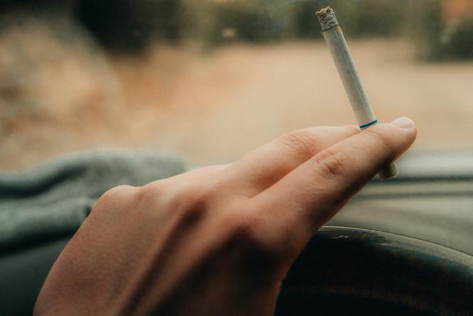 Zakaz palenia w samochodzie od 1 stycznia. Za jego złamanie OGROMNA GRZYWNA