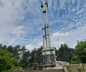 Pomnik w Dolinie Śmierci w Fordonie jest w opłakanym stanie. Jeden z kłosów wygląda na ułamany, a teren jest ogrodzony taśmą