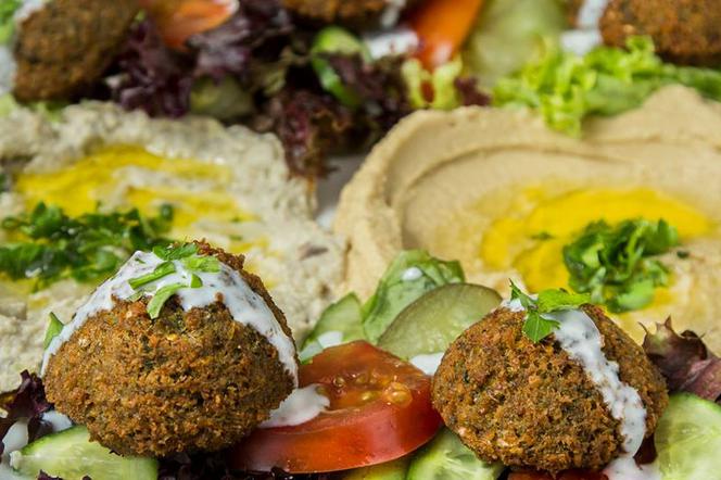 Pyszny, chrupiący i... idealny na lato. Zobacz, gdzie zjeść najlepszy falafel w Warszawie! [RANKING]