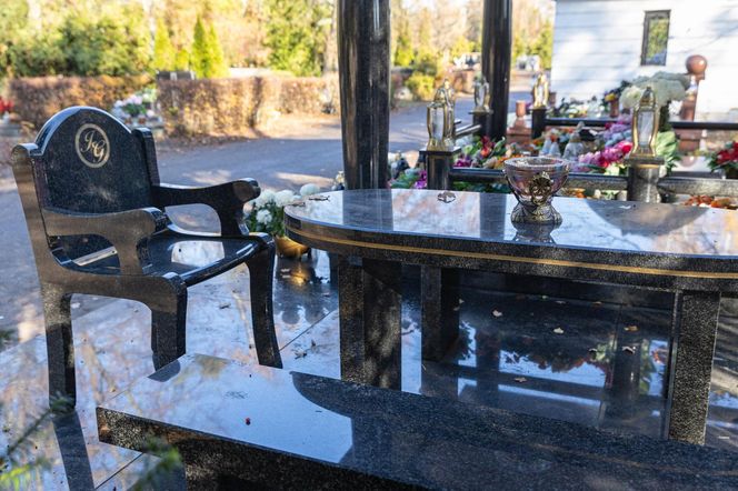 Tego grobu nikt się nie spodziewał! Zadaszenie, stół i krzesła na cmentarzu w Poznaniu