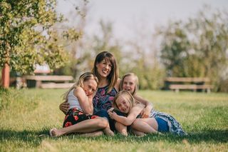 Życzenia na DZIEŃ MATKI 2025. Wyjątkowe i wzruszające rymowanki z okazji święta mam! [26.05.2025]