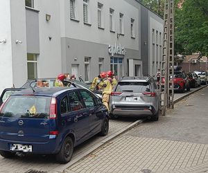 91-latek wjechał w budynek przychodni