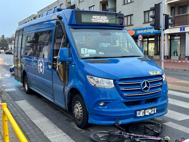  8-latek na rowerze wpadł pod autobus. Dramatyczna akcja ratunkowa w Ożarowie