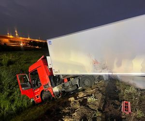 Ciężarówka runęła z nasypu na węźle pod Warszawą