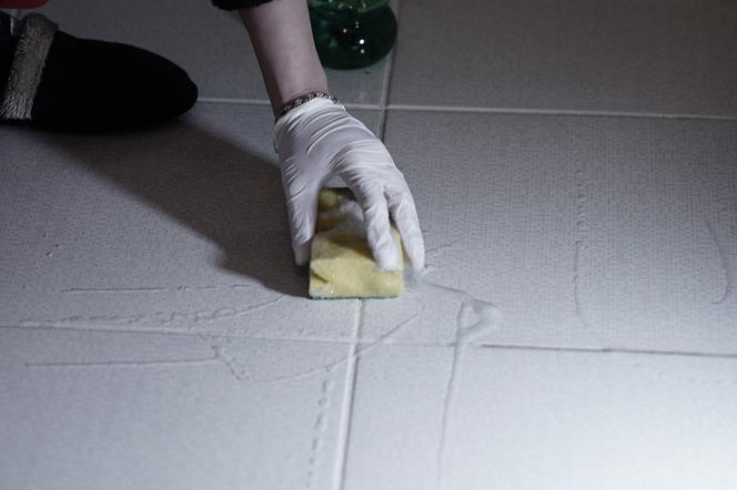 Jak wyczyścić fugi w łazience za grosze? Ten produkt z apteki usuwa pleśń błyskawicznie