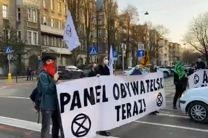 Aktywiści zablokowali jedno z przejść na placu Grunwaldzkim w Szczecinie