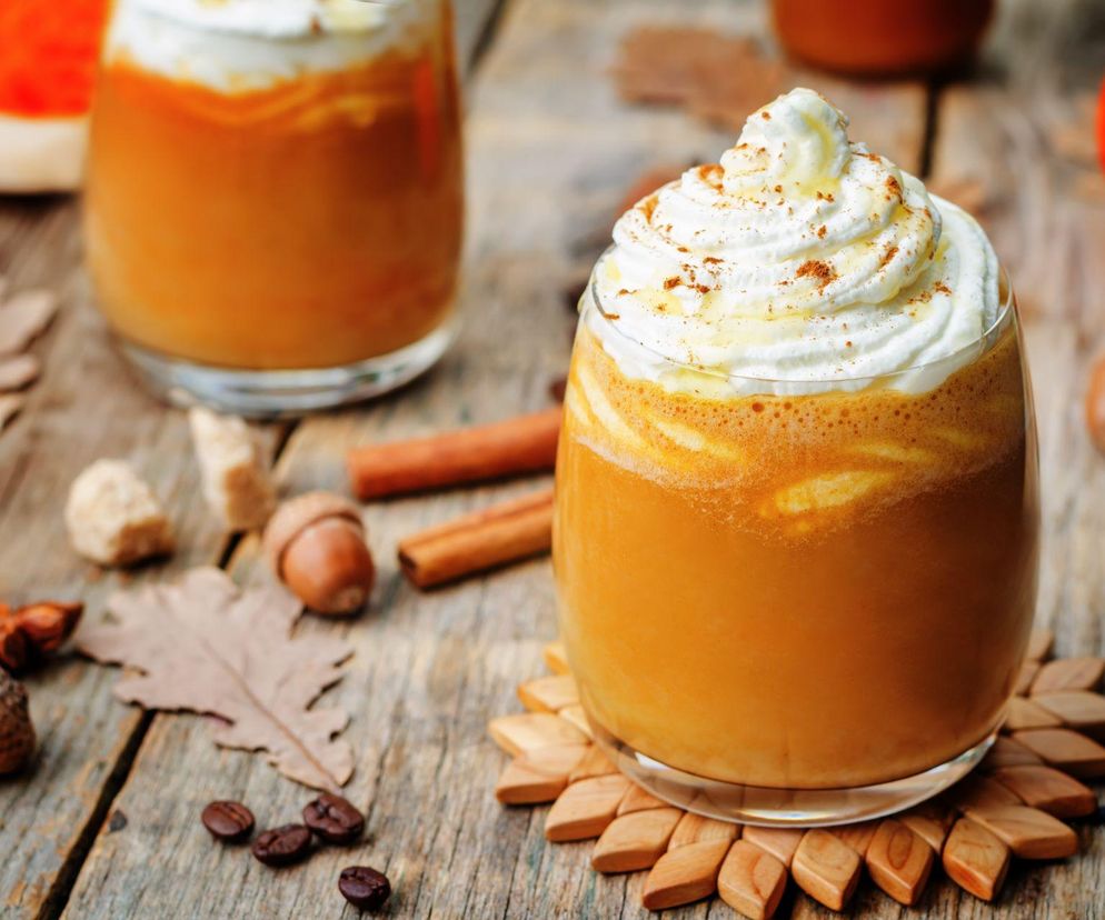 Pumpkin Spice Latte zrobisz w domu. Dodaje energii, rozgrzewa i poprawia humor