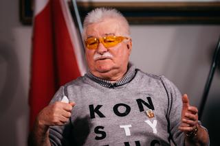 Lech Wałęsa w kajdankach. Ludzie stają za nim murem. Wielkie uznanie i szacunek