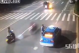 Motocyklista wbił się w auto przy ogromnej prędkości - WIDEO