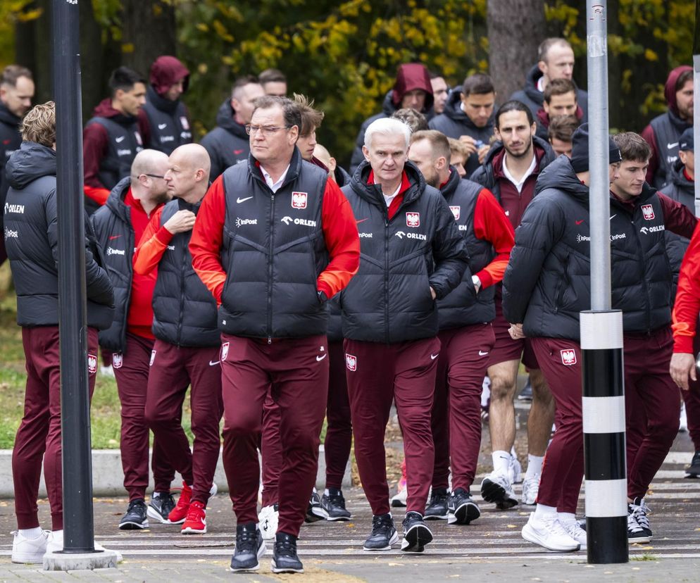 Reprezentacja zmokła na spacerze. Lewandowski się krył przed deszczem