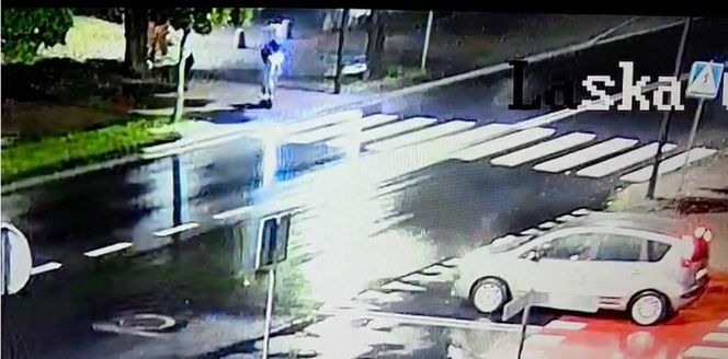 Zduńska Wola. 12-latka na hulajnodze potrącona na przejściu. W momencie wypadku nie miał kasku [ZDJĘCIA].