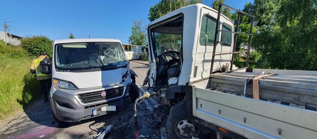 Wypadek w powiecie grudziądzkim! Kierowca zakleszczony w pojeździe [ZDJĘCIA] 