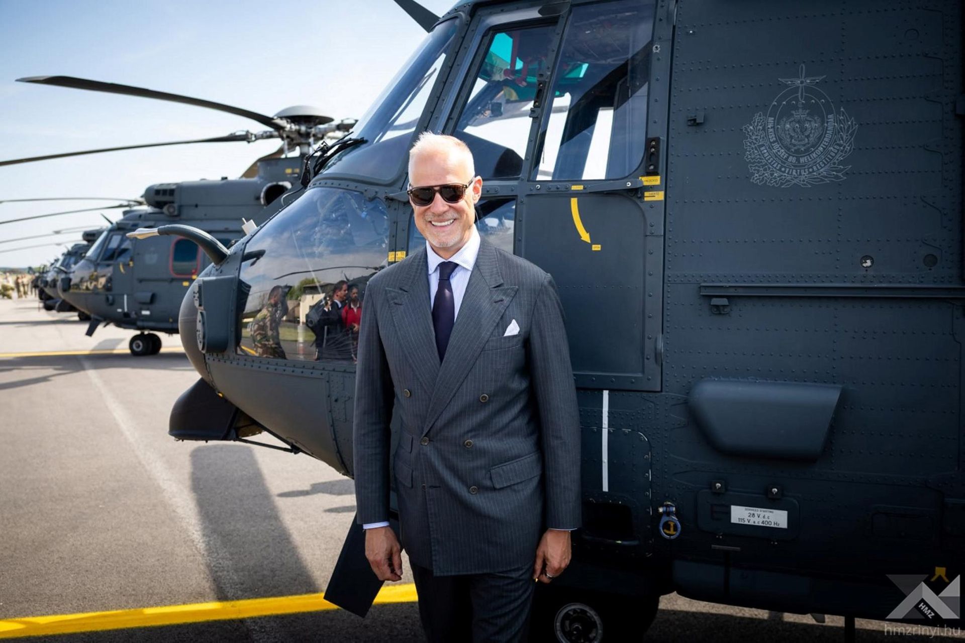 Węgierskie minister obrony na tle H225M 