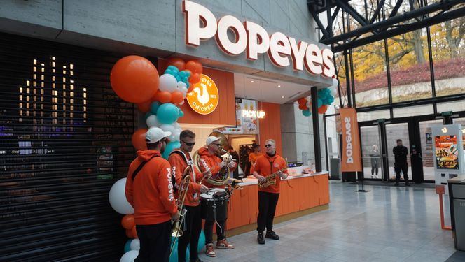 Tłumy na otwarciu Popeyes w Olsztynie. Rekordzista czekał w kolejce ponad 20 godzin