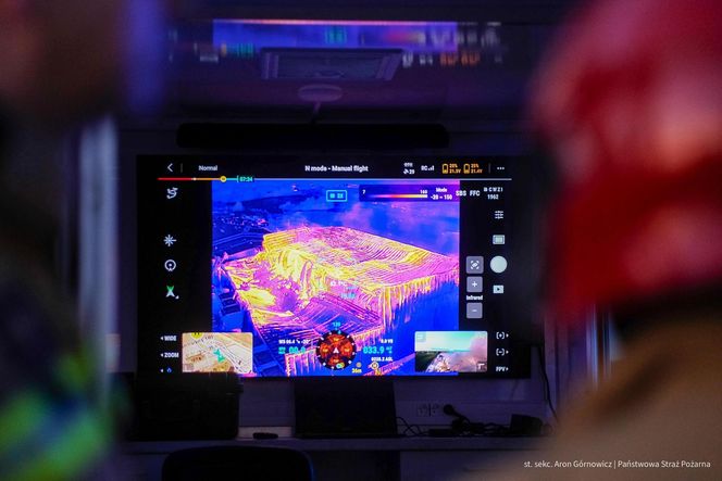  Kawle. Pożar zakładu przetwórstwa drobiowego. 120 strażaków walczy z żywiołem w czwartek, 14 sierpnia. Jeden z nich zaginął [ZDJĘCIA]