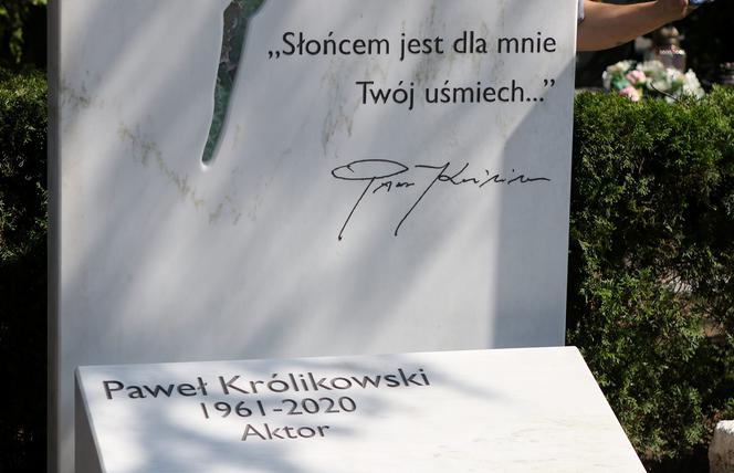 Nowy grób Pawła Królikowskiego