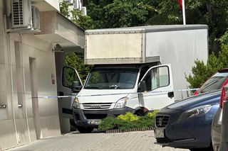 Auto wjechało w budynek sądu w Warszawie. Kierowca z impetem wyłamał szlaban i wjechał na zamknięty teren