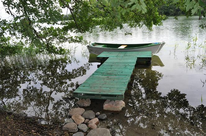 Niszczą linię brzegową jeziora