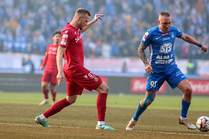 Ruch - Wisła: Zaorana murawa na Stadionie Śląskim