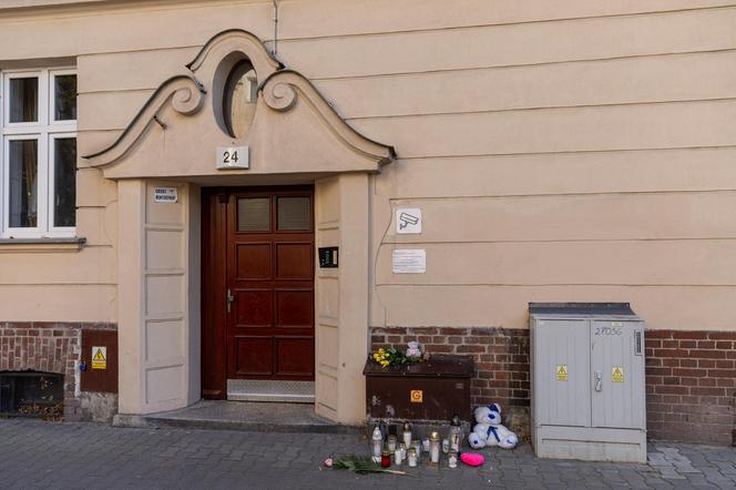 Atak na przedszkolaków w Poznaniu. 71-latek zabił 5-latka. Na miejscu zbrodni płoną znicze