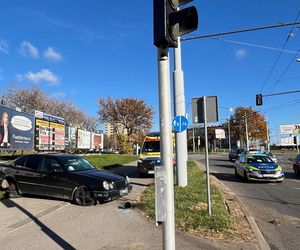 Wypadek na rondzie w Lublinie. 23-latek wylądował na słupie