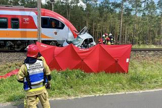 Tragiczny wypadek na strzeżonym przejeździe kolejowym. Kierowca zginął pod pociągiem