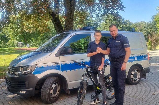 Bydgoscy policjanci przekazali nastolatkowi rower. Ktoś go wcześniej ukradł