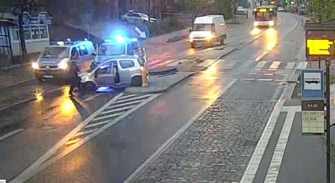 Szalony rajd ulicami Olsztyna! 30-latek huknął w autobus, a później rozbił przed komendą policji [ZDJĘCIA]