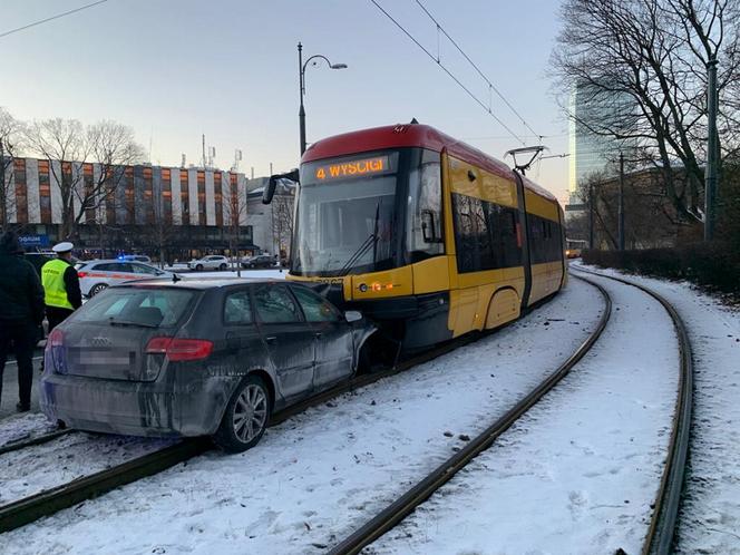 Czołowo huknął w tramwaj. Pijany kierowca uciekł 