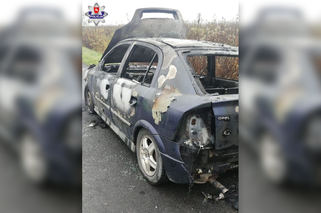 Opel spłonął podczas odpalania z kabli. W środku uwięziona była kobieta!