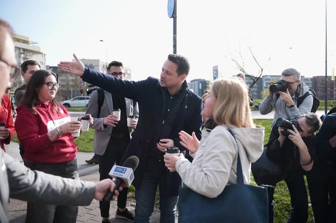 Kawa przy metrze z Rafałem Trzaskowskim! Tak dziękował mieszkańcom za oddane głosy