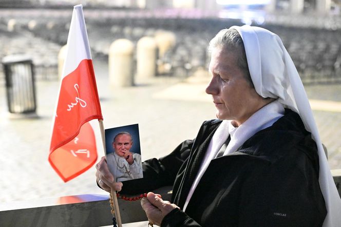Zło dobrem zwyciężaj. Setki osób czuwały w Watykanie w rocznicę wyboru Jana Pawła II