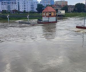 Fala powodziowa we Wrocławiu. Pod wodą są już beach bary i drogi 