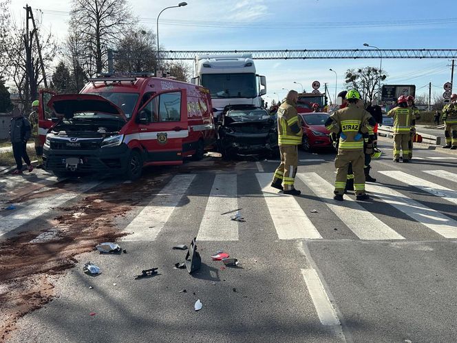 Ciężarówka zmiażdżyła cztery pojazdy. Sześć osób rannych, w tym dzieci. Lądował śmigłowiec LPR