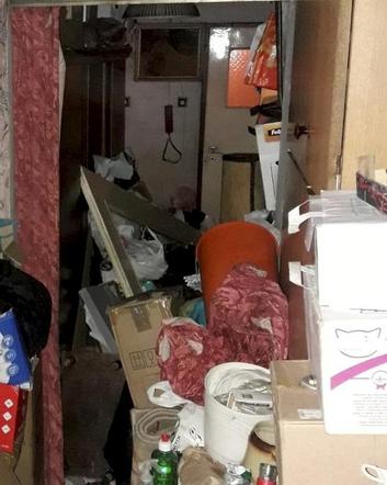 Schorowana seniorka kilka dni leżała na podłodze przysypana śmieciami