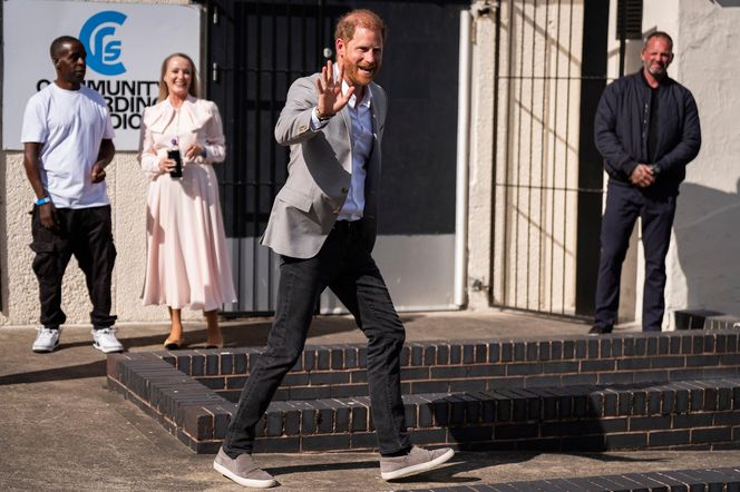 Książę Harry w niebezpieczeństwie! Psychofanka czyhała na niego w toalecie i "mamrotała"