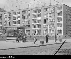 QUIZ PRL. Szybko, tanio i po drodze. Czy pamiętasz, co kupowałeś w kioskach Ruchu? 