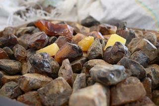 Przemycali 30 kg bursztynu pociągiem z Ukrainy. Zatrzymano maszynistów