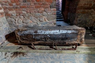 Odkryto trumny z krypt w Kazimierzu Biskupim