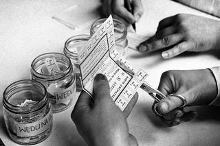 Reglamentacja życia. Kartki na żywność- symbol PRL-u