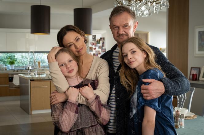 Tajemnica zawodowa. Paulina Żurawska (Justyna Zielska), Lenka (Antonina Litwiniak), Julia (Magdalena Różczka), Andrzej (Cezary Pazura)
