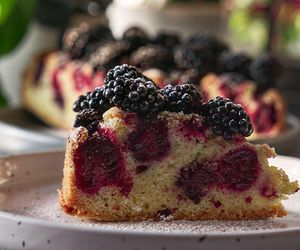 To ciasto ucierane z jeżynami rozpływa się w ustach. Jest szybkie do zrobienia i zjedzenia 