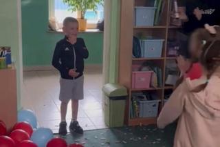 Adaś pokonał raka i wrócił do przedszkola. Tak go powitali. Łzy wzruszenia