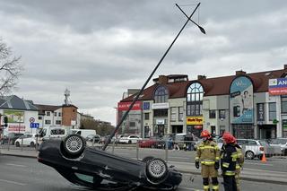 Potworne zderzenie na warszawskiej Pradze. Auto uderzyło w latarnię i sunęło po jezdni na dachu