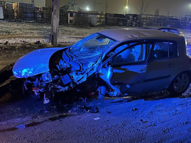 Warszawa. Czołowe zderzenie osobówek w Rembertowie. Jedna osoba trafiła do szpitala 