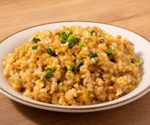 Ryż smażony z chrupiącymi orzechami i delikatnym kurczakiem. Smaczne, szybkie i pełne niespodzianek