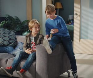 M jak miłość odc. 1850. Szymek (Staś Szczypiński), jego kolega Maciek (Aleksander Sułek)